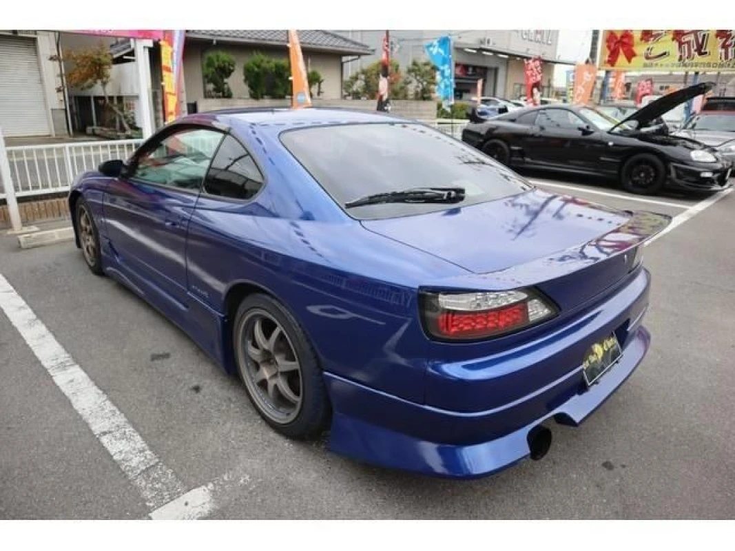 Nissan Nissan Skyline - View 2