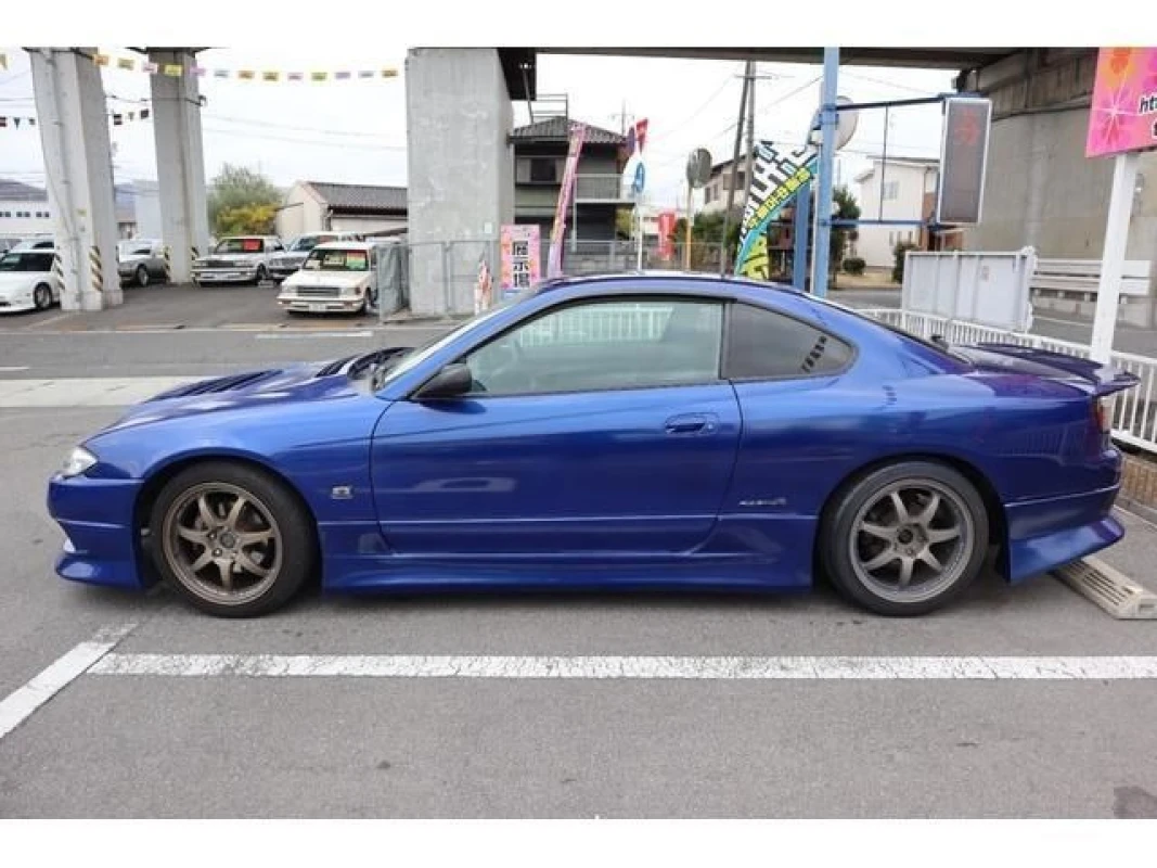Nissan Skyline 2000 - Thumbnail 6
